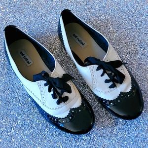 Not Rated black and white wingtip flats 8.5